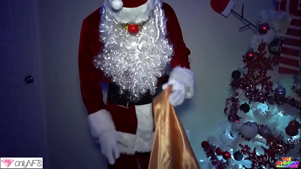 Putinhas safadinhas ganhando um presente do papai noel comedor