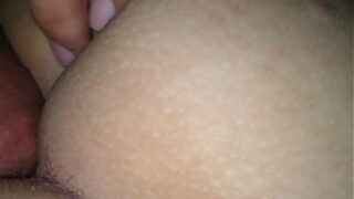 Tentando comer o cu virgem da lorinha puta safadona