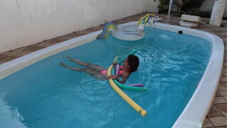 Fudendo as garotas novinhas putonas gostosonas dentro da piscina