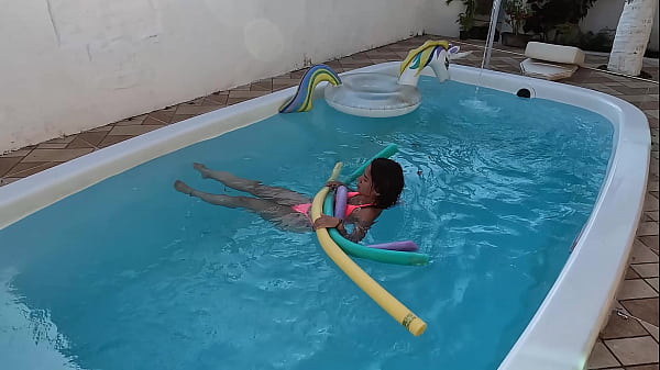 Fudendo as garotas novinhas putonas gostosonas dentro da piscina