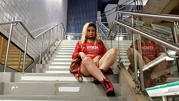 Loura muito gostosona bombando com tres