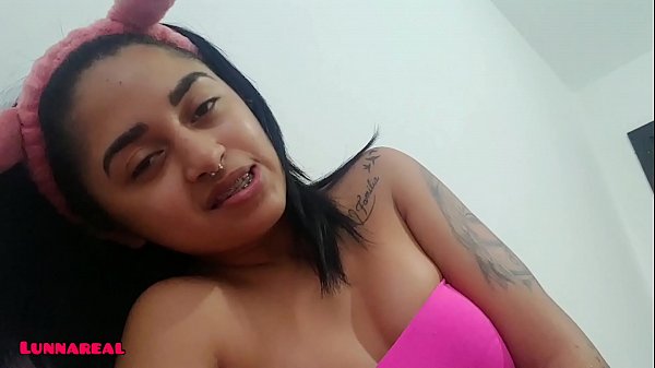 Lorinha safadona toda safadinha brincando com seu consolo