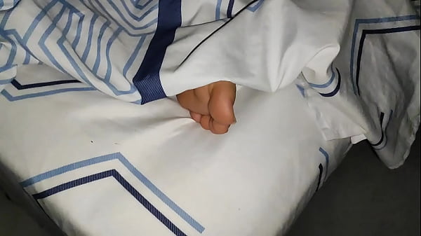 Pirocudo fodendo muito delicioso demais a bucetinha meladinha da garota novinha puta