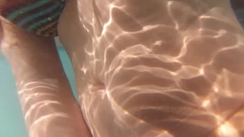Novinha fudendo delicioso demais na piscina